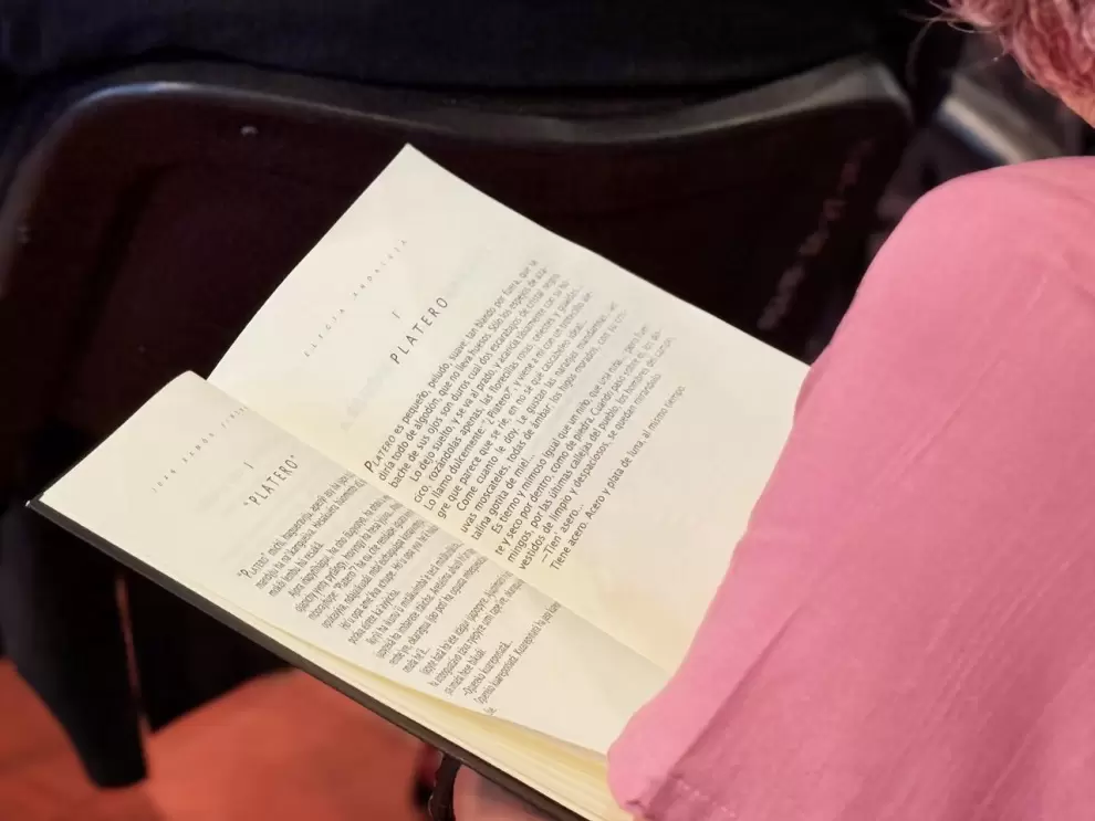Acto de entrega del libro.