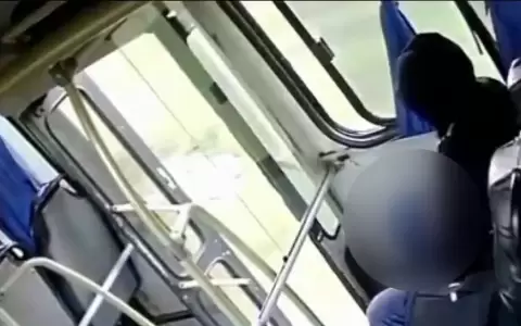 El hombre fue grabado acosando a una joven dentro de un colectivo y ya enfrenta una causa penal.