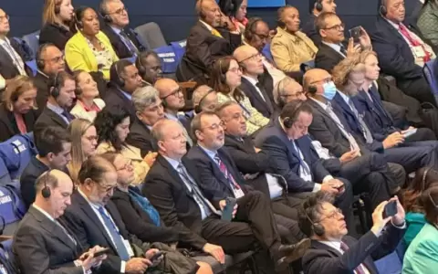 El ministro Fern�ndez Valdovinos, acompa�ado por el viceministro de Econom�a y Planificaci�n, Felipe Gonz�lez; y el titular del BCP, Carlos Carvallo.