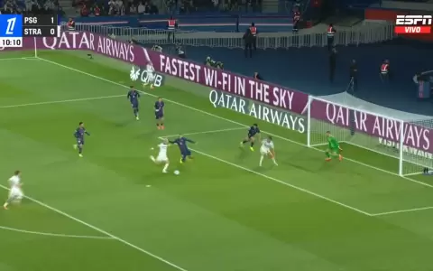 �La impresionante tapada de Lucas Chevalier que evit� el gol de Julio Enciso!