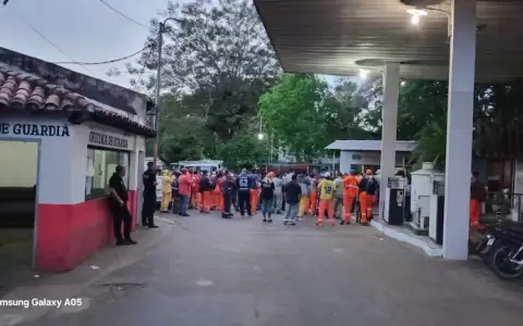Barrenderos denuncian que la falta de pago al IPS los dej� sin cobertura m�dica desde ayer.