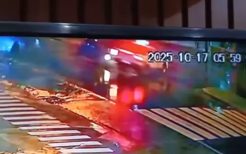 La patrullera y el autom�vil sufrieron da�os tras el choque en pleno centro de Encarnaci�n.