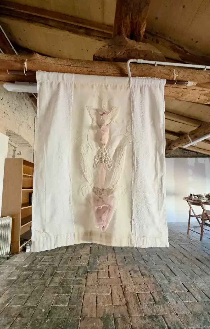 Obra de Valeria Franco: Sibila, 2025, escultura textil, 100 x 140 cm. Cortes�a