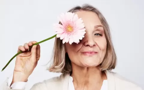 El Ministerio de Salud insta a las mujeres a consultar y hablar abiertamente sobre el climaterio y la menopausia.