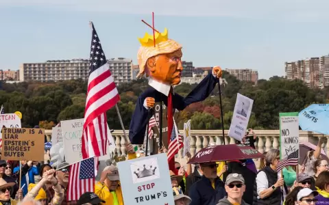 Los manifestantes atraviesan el Puente Arlington Memorial, en Washington, cuyo gobierno local es dem�crata y que ha sido militarizada por Trump.