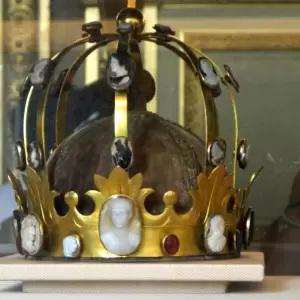 Los ladrones del Louvre perdieron algo del botín en su huida