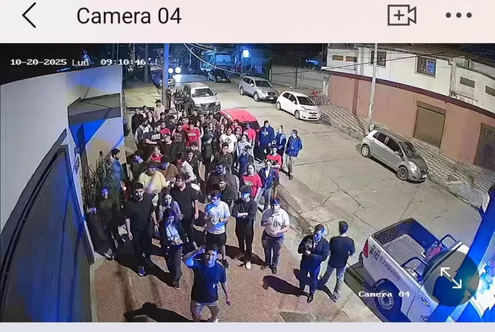 Cámara de seguridad captaron el momento que llegó la turba de personas.