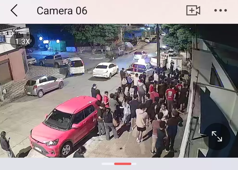 Cámara de seguridad captaron el momento que llegó la turba de personas.