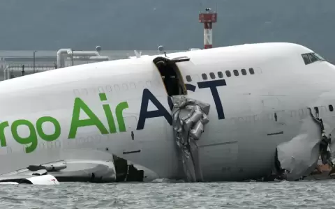 La aeronave de carga qued� parcialmente sumergida en el mar tras salirse de la pista durante el aterrizaje en el Aeropuerto Internacional de Hong Kong