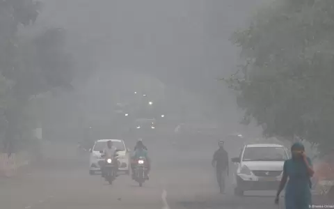 Tr�fico en una arteria de la Nueva Delhi, apenas visible por la nube t�xica de la contaminaci�n.