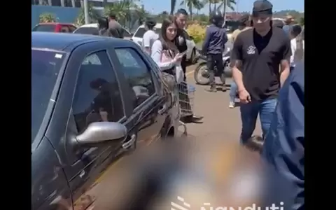 Matan a tiros a un hombre en estacionamiento de un shopping.