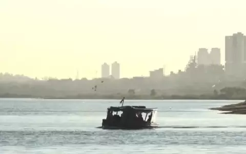 Una lancha navega con dificultad ante la bajante del r�o Paraguay.