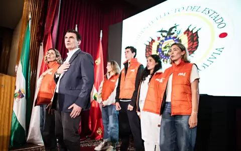 Rodrigo Paz (centro).