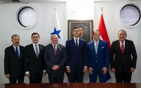 Autoridades nacionales con sus pares de Panam�.