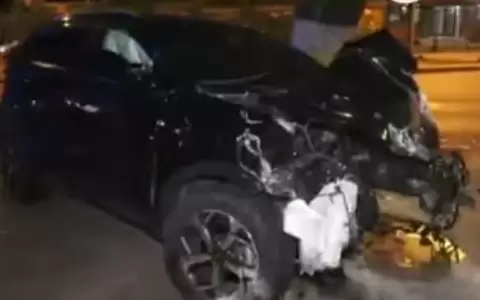 El veh�culo cay� del viaducto y qued� totalmente da�ado.
