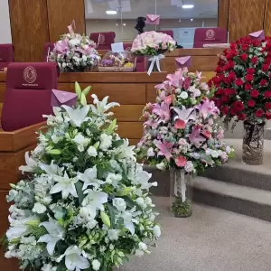 Curul de la diputada Johana Vega se llena de arreglos florales