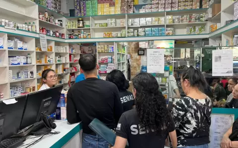 Medicamentos incautados durante el operativo de control en el Mercado 4.
