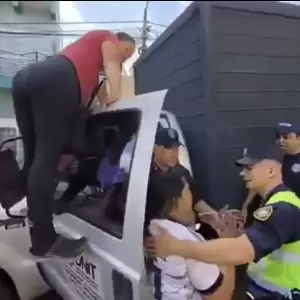 Comerciante trepa cami�n de la DNIT en Villarrica tras incautaci�n de cebollas