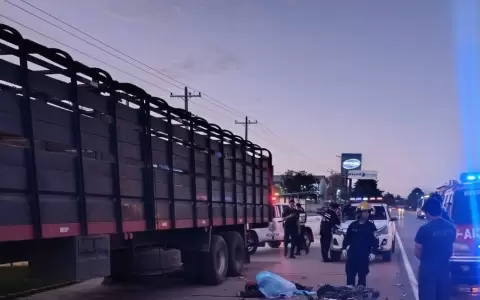 Bomberos confirmaron la muerte del joven en el lugar del accidente.