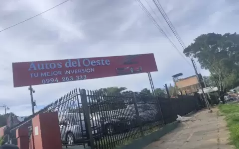 Afectados protestaron frente al local acusado de estafa en Villa Elisa.