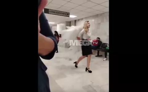 Funcionarios sorprendidos por la mujer con alas en el Palacio de Justicia.
