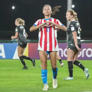 �Paraguay golea con un hat-trick de Claudia Mart�nez y pasa a octavos!