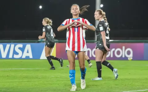 �Paraguay golea con un hat-trick de Claudia Mart�nez y pasa a octavos!