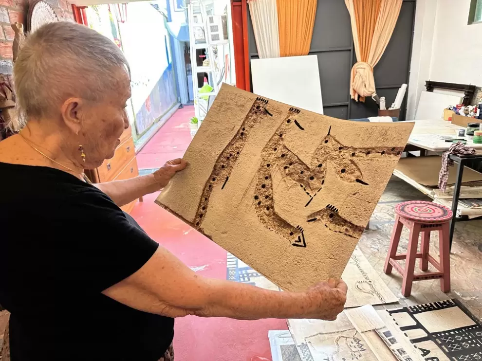 Lucy Yegros y una de las obras. Cortesía