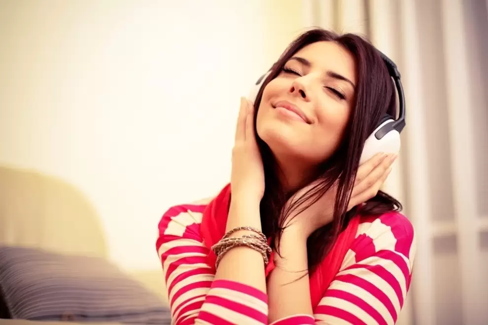 Escuchando música.