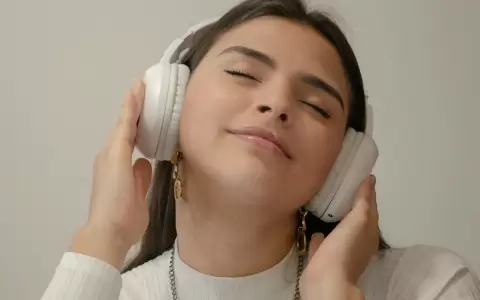 Escuchar m�sica.