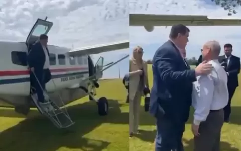 El senador bajando de la avioneta de la FF. AA.