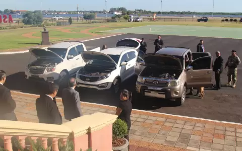 Camionetas incautadas del crimen organizado.