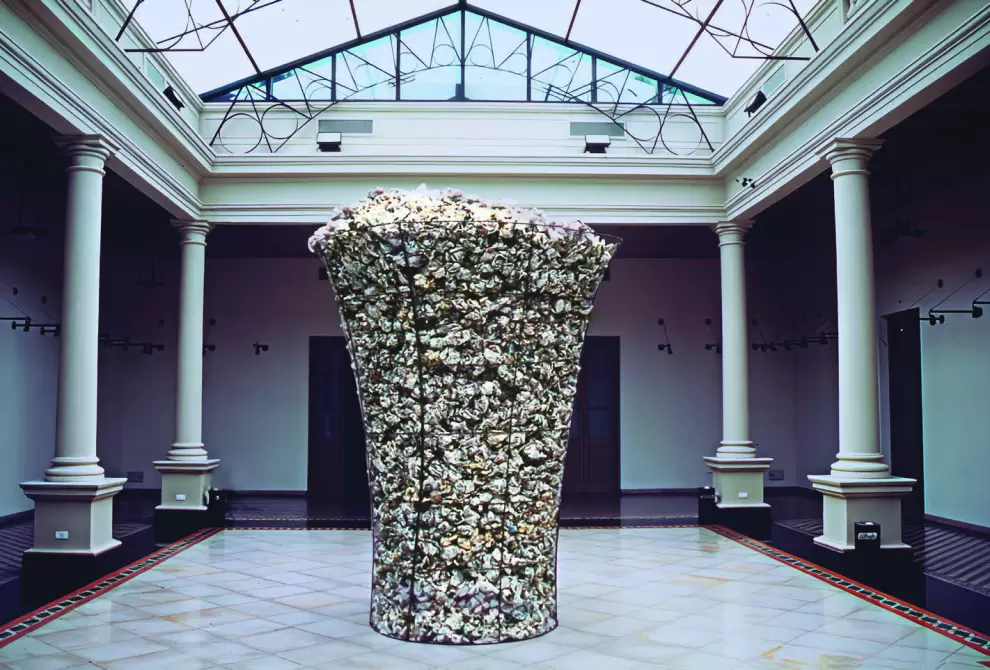 Adriana Gonz�lez Brun, Basura informaci�n, 1997-2002. Instalaci�n. Cesto de varillas y tejido met�lico, papel peri�dico. Centro Cultural de la Embajad