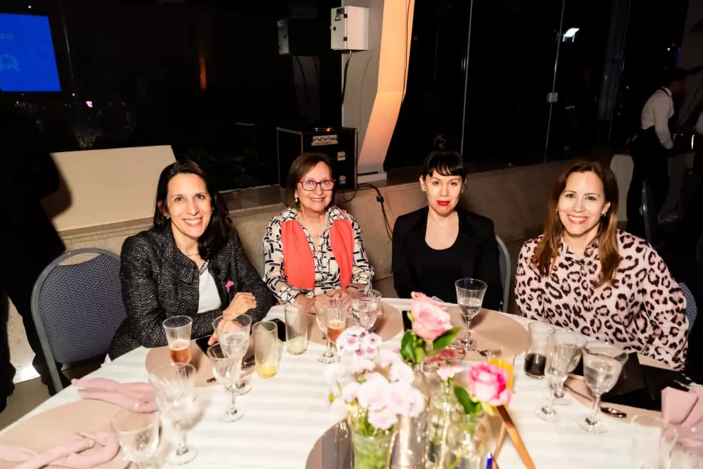 Asistentes a la Serenta Rosa: Norah Giménez, directora ejecutiva de FUNCA; Ella Duarte, Tania Colombino y Denise Módica.