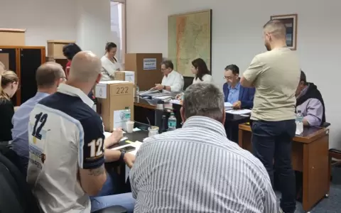 Argentinos votando en la sede del consulado del vecino pa�s en Asunci�n.