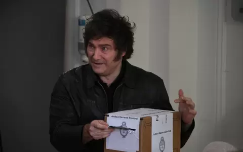 Javier Milei depositando su voto en las elecciones legislativas del 26 de octubre del 2025.