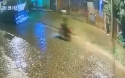 El impacto contra el cami�n cisterna fue fatal para el motociclista.
