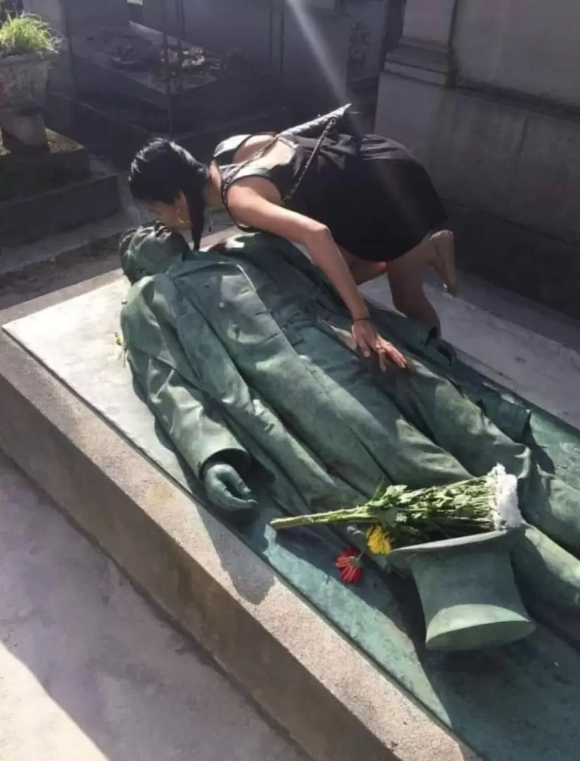 La tumba de Victor Noir. Foto: Facebook / Anécdota de la Historia.