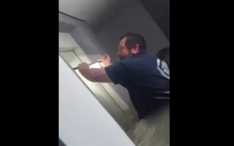 Bomberos rescataron a un hombre y su perro del ascensor ca�do.
