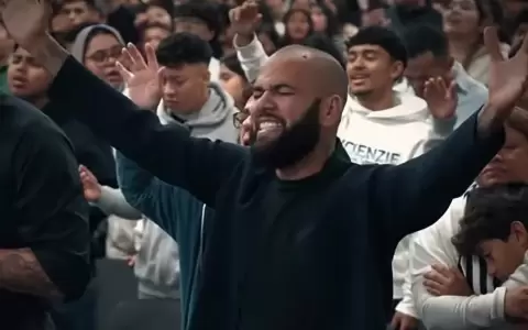 De las canchas a las iglesias: Dani Alves se presenta como "disc�pulo de Cristo"