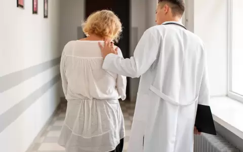 M�dico con un familiar de paciente.