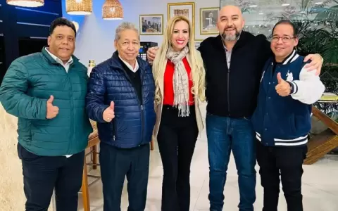 El concejal cuestionado (der.) junto a Orlando Ar�valo y su esposa.
