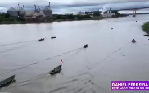 Pescadores mantienen el bloqueo del r�o frente al puente Nanawa en Concepci�n.