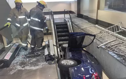 El autom�vil cay� entre las escaleras mec�nicas del estacionamiento del shopping de San Lorenzo.