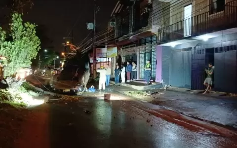 El veh�culo qued� completamente volcado sobre la avenida Caaguaz�.