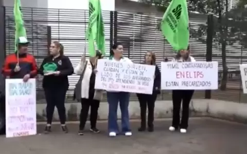 Enfermeros del IPS Ingavi protestaron para exigir igualdad salarial y mejores condiciones laborales.