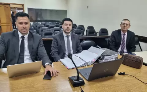 Erico Galeano (der.) junto a sus abogados.