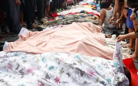 Vecinos juntaron los cuerpos de las v�ctimas fatales.