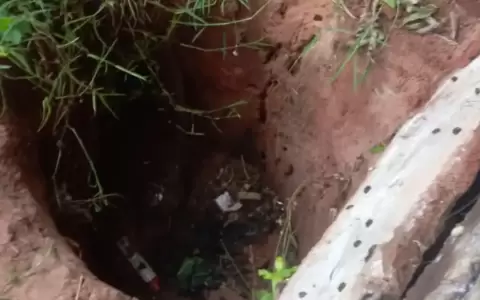Hombre encuentra a beb� reci�n nacida en una letrina.
