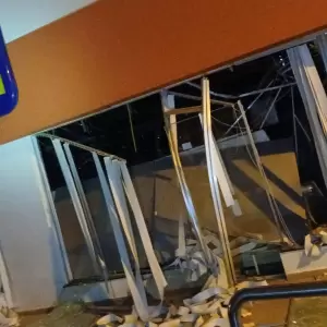 Banda armada destruye banco durante asalto en Katuet�